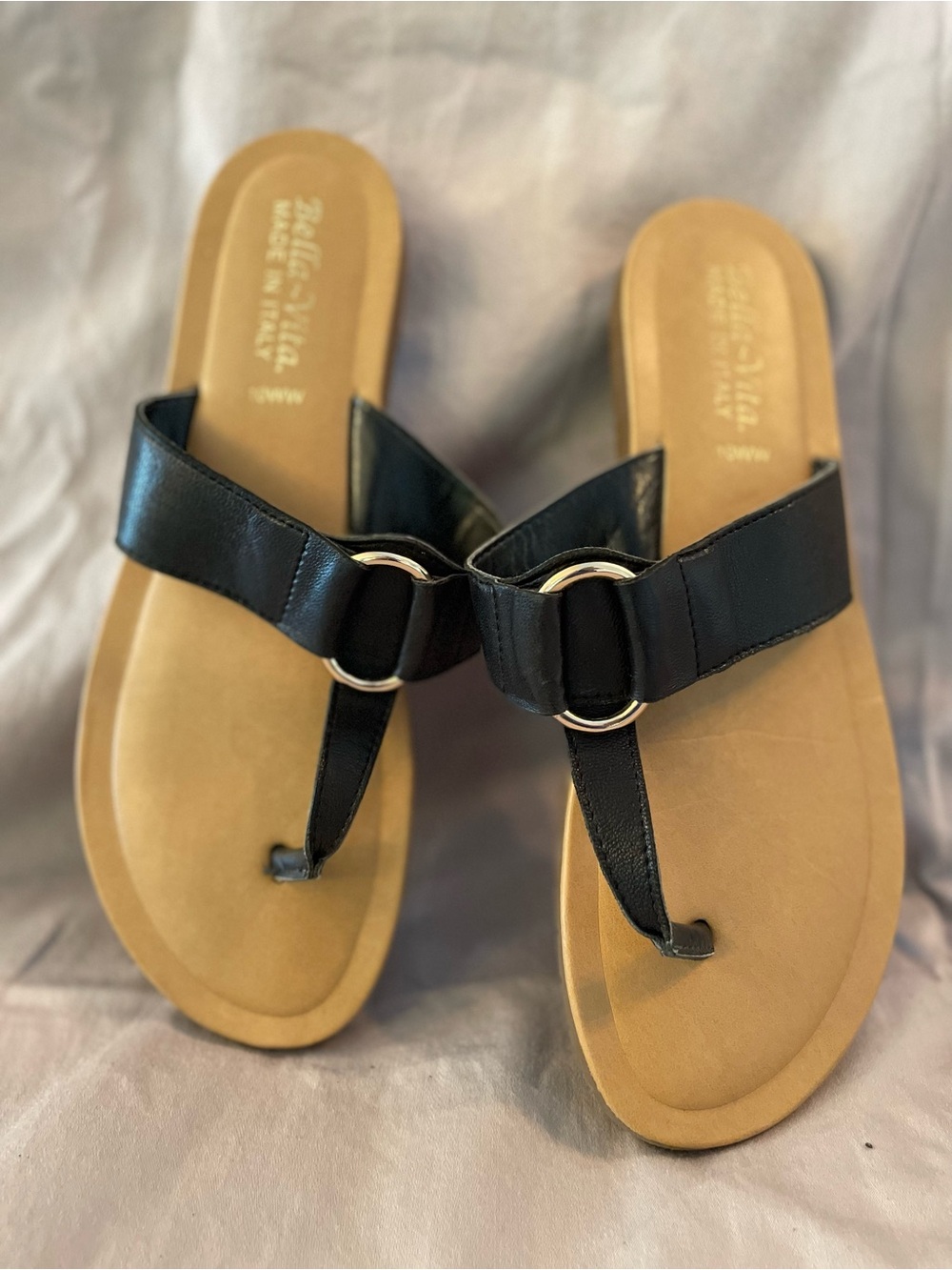 Bella Vita Black Thong Sandals with Tan Footbed and Metal Ring